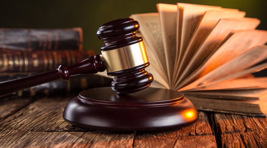 <div style="text-align:justify; text-justify:inter-word;"><i>"Quiz&aacute;s nadie pueda decir con absoluta seguridad cu&aacute;l es el segundo en el que el amor y la pasi&oacute;n por una profesi&oacute;n se apodera de uno, lo cambia y lo transforma, pero cuando emprende el maravilloso viaje  a trav&eacute;s de la abogac&iacute;a y se comparte el pan y la sal en la lucha por el derecho, se convierte en el plinto de una f&eacute;rrea columna, arcilla maleable que puede construir grandes obras, experiencia hermosa de vida para ayudar al hombre, en la medida que hace de la dignidad, la paz y la justicia su propia religi&oacute;n y donde est&aacute;n esas palabras adquieren su sentido"</i>.</div>An&oacute;nimo.